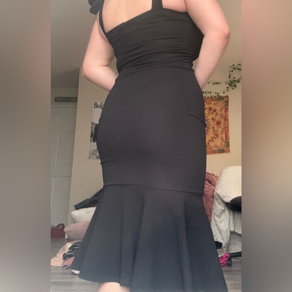 Veni Vidivici Elegant Black Dress With Adjustable Bow Straps - Picture 4 of 10